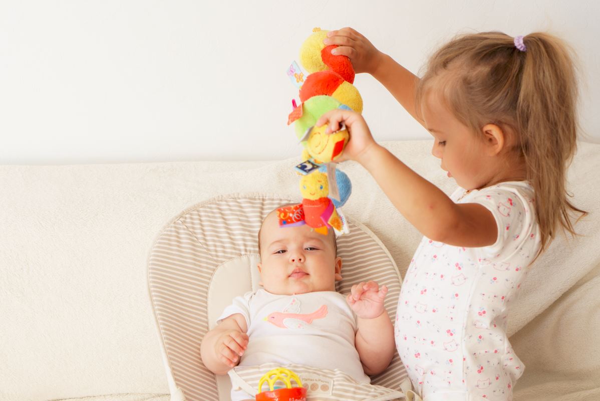 The Best Ways to Introduce a New Baby Sibling